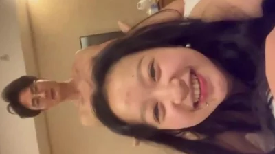 性瘾极大的骚母狗约到帅气小哥被操高潮开心的笑了
