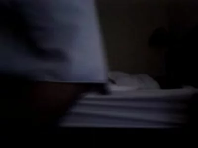 (何玲)